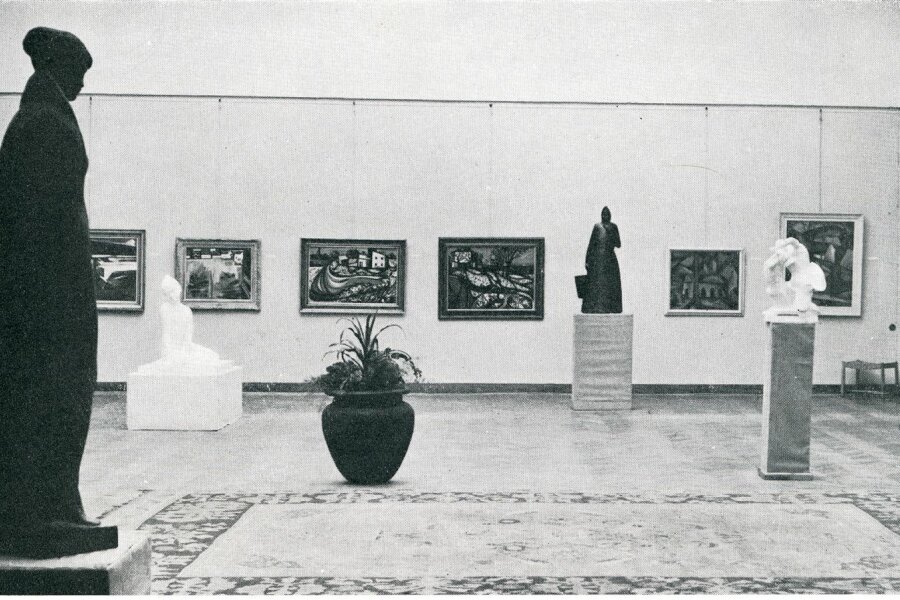 Pohled do výstavy, foto Výtvarné umění, 1958, VII, č. 7. s. 314.jpeg